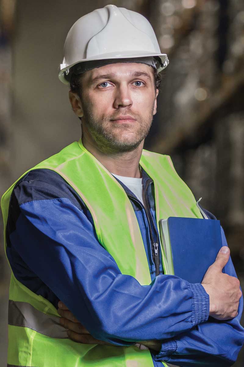 Lojistik Hizmetlerinde Yetkinliğini Sunan Neon Yelekli Erkek Mühendis