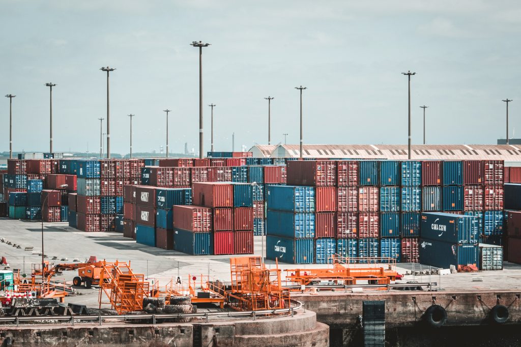 konteyner dolu liman fotoğrafı